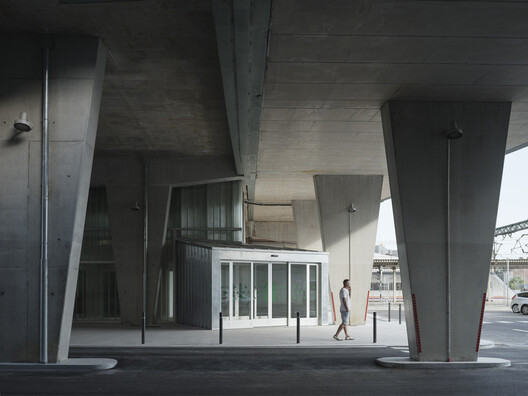 Estación de Tren y Pasarela Peatonal / Estudio Herreros - Fotografía interior, Concreto