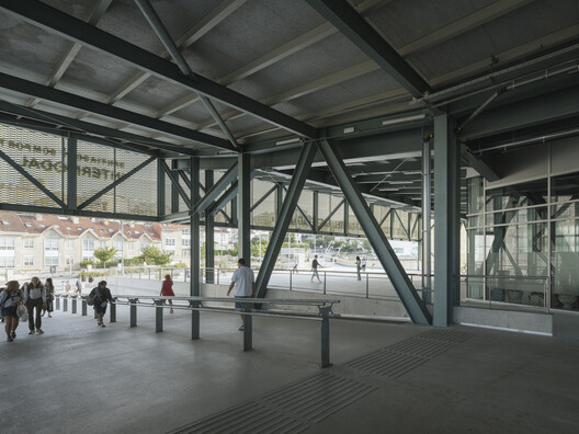 Estación de Tren y Pasarela Peatonal / Estudio Herreros - Fotografía interior, Vidrio, Acero, Fijación Vigas