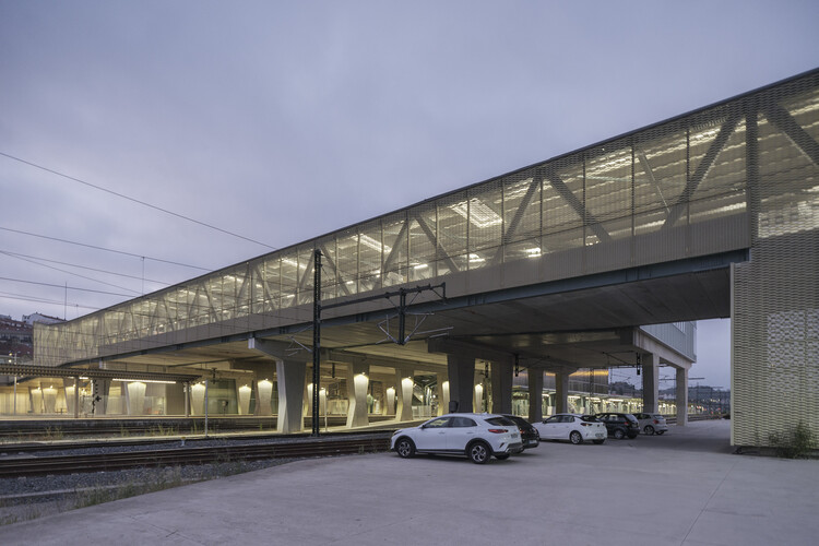 Estación de ferrocarril y show de peatones / Herreros Studio - fotografía externa, haz fijo, acero