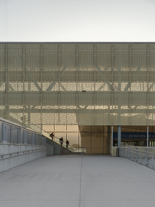 Estación de ferrocarril y desfile de modas peatonal/estudio Herreros-Figure 3 de 41