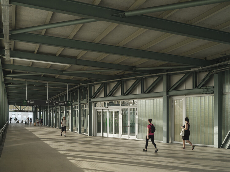 Estación de ferrocarril y paseos traseros/estudio Herreros - Fotografía interior, concreto