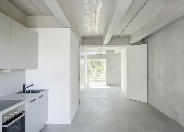 Bloques Residenciales en Lion-Feuchtwanger-Strasse / FAR frohn&rojas - Fotografía interior, Concreto