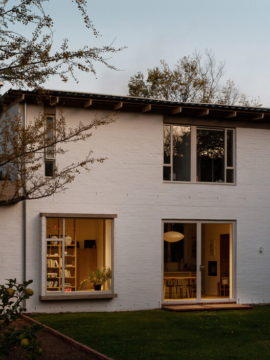Two Sides House / MiMo Architects - Exterior Photography, Wood, Door