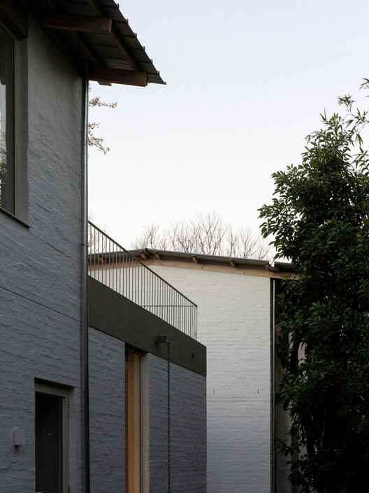 Two Sides House / MiMo Architects - Exterior Photography, Wood, Concrete
