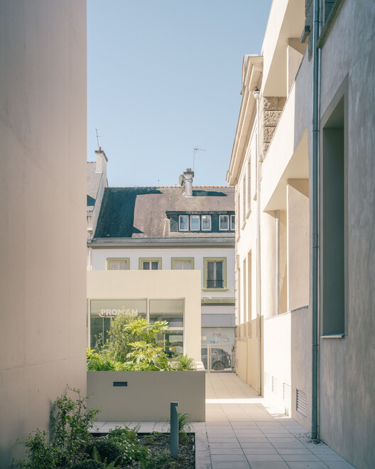 19 Collective Housing Units / Atelier 56S - Exterior Photography, Concrete, Balcony