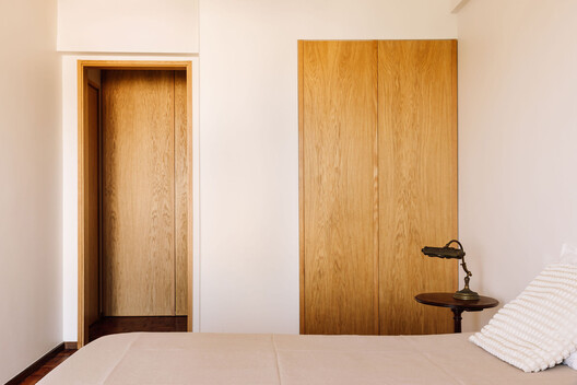 Apartamento 12/12 / há.atelier - Fotografia de Interiores, Madeira, Dormitório, Porta, Cama