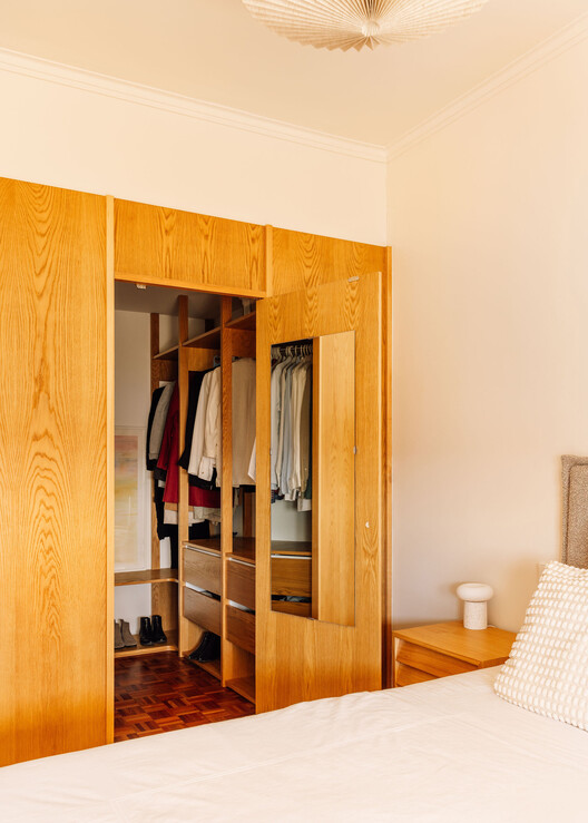 Apartamento 12/12 / há.atelier - Fotografia de Interiores, Armário, Madeira, Porta, Iluminação, Dormitório, Cama
