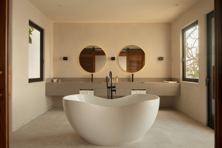 Yuri House / Zozaya Architects - Fotografía interior, baño, bañera, iluminación, Tarjas