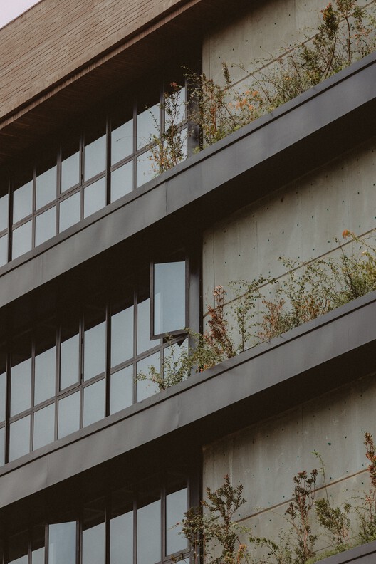 Indie Lab Office Building / StudioSC + Base Taller - Image 4 of 37