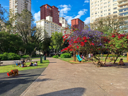 Paisajismo del Parque do Povo - Parque Municipal Mário Pimenta Camargo / Licuri Paisagismo - Fotografía exterior, Jardín