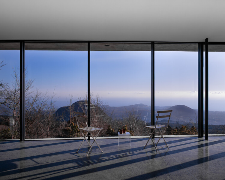 Amagi - Villa T por Kogen/Florian Busch Architects - Fotografía externa, vidrio