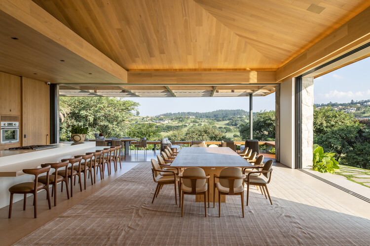 Casa TM - Hacienda da Grama / Two Arquiteura - Fotografía interior, restaurante, madera, haz fijo
