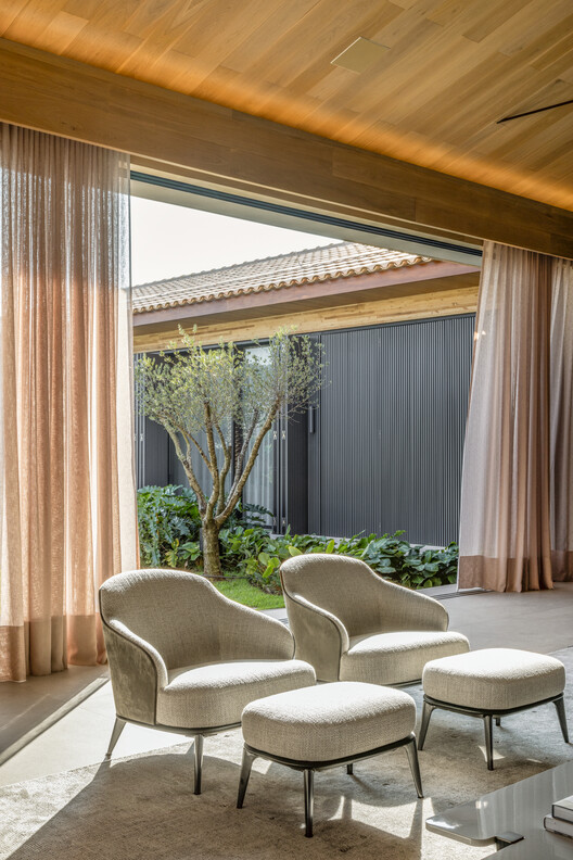 House T.M - Fazenda da Grama / TWO Arquitetura + Felipe Caboclo Arquitetura - Interior Photography, Living Room, Chair
