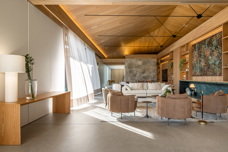 TM House - Hacienda da Grama / Dos edificios - Fotografía interior, madera, sillones, mesas, sillas, iluminación