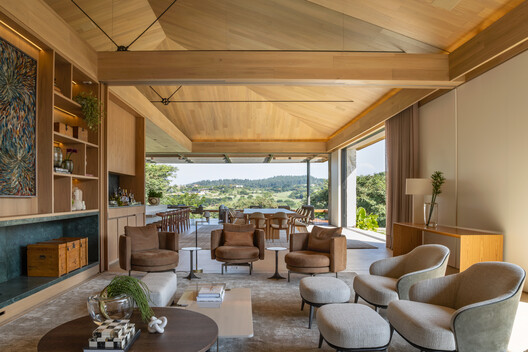 House T.M - Fazenda da Grama / TWO Arquitetura + Felipe Caboclo Arquitetura - Interior Photography, Living Room, Chair