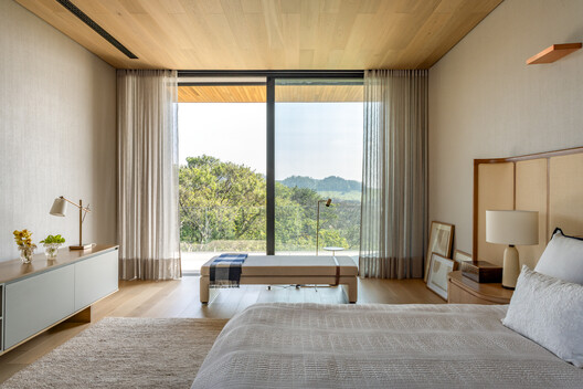 House T.M - Fazenda da Grama / TWO Arquitetura + Felipe Caboclo Arquitetura - Interior Photography, Bedroom, Bed