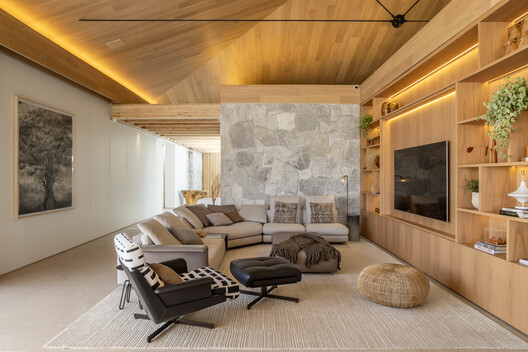 House T.M - Fazenda da Grama / TWO Arquitetura + Felipe Caboclo Arquitetura - Interior Photography, Living Room, Sofa, Wood, Lighting, Chair