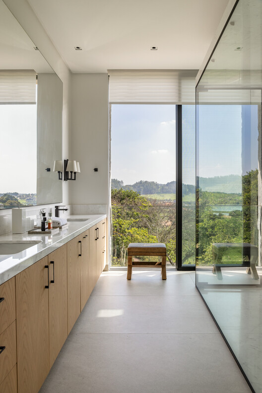House T.M - Fazenda da Grama / TWO Arquitetura + Felipe Caboclo Arquitetura - Interior Photography, Kitchen, Wood, Countertop, Glass, Door