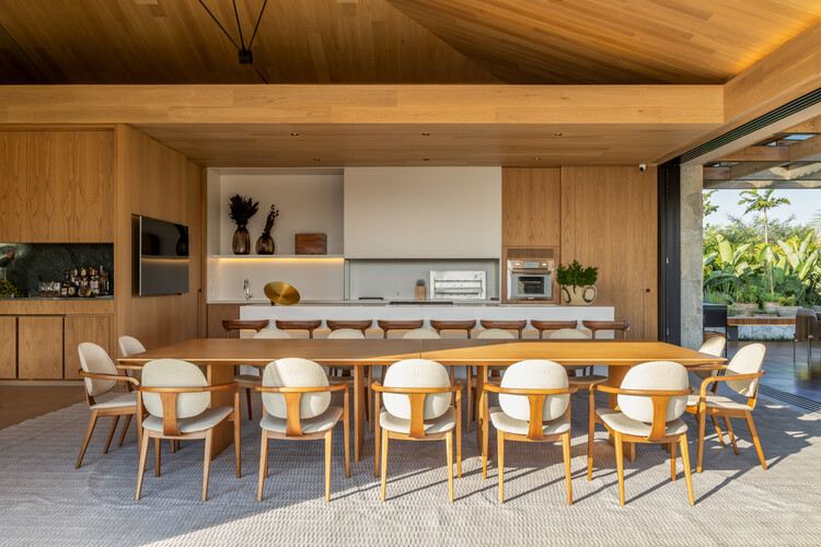 Casa TM - Hacienda da Grama / Two Arquitetura - Fotografía interior, madera, mesa, sillas