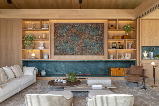 House T.M - Fazenda da Grama / TWO Arquitetura + Felipe Caboclo Arquitetura - Interior Photography, Living Room, Wood, Sofa, Lighting, Chair