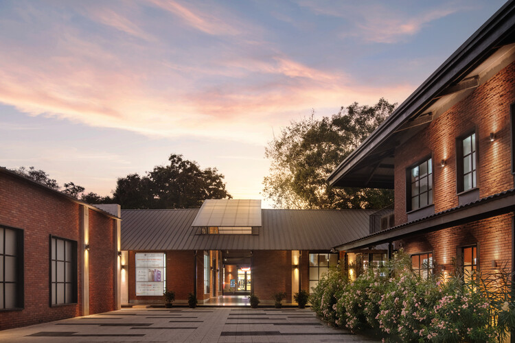 Centro Comunitário Lakshmi Mills / Studio Lotus - Fotografia de Exterior, Tijolo, Aido