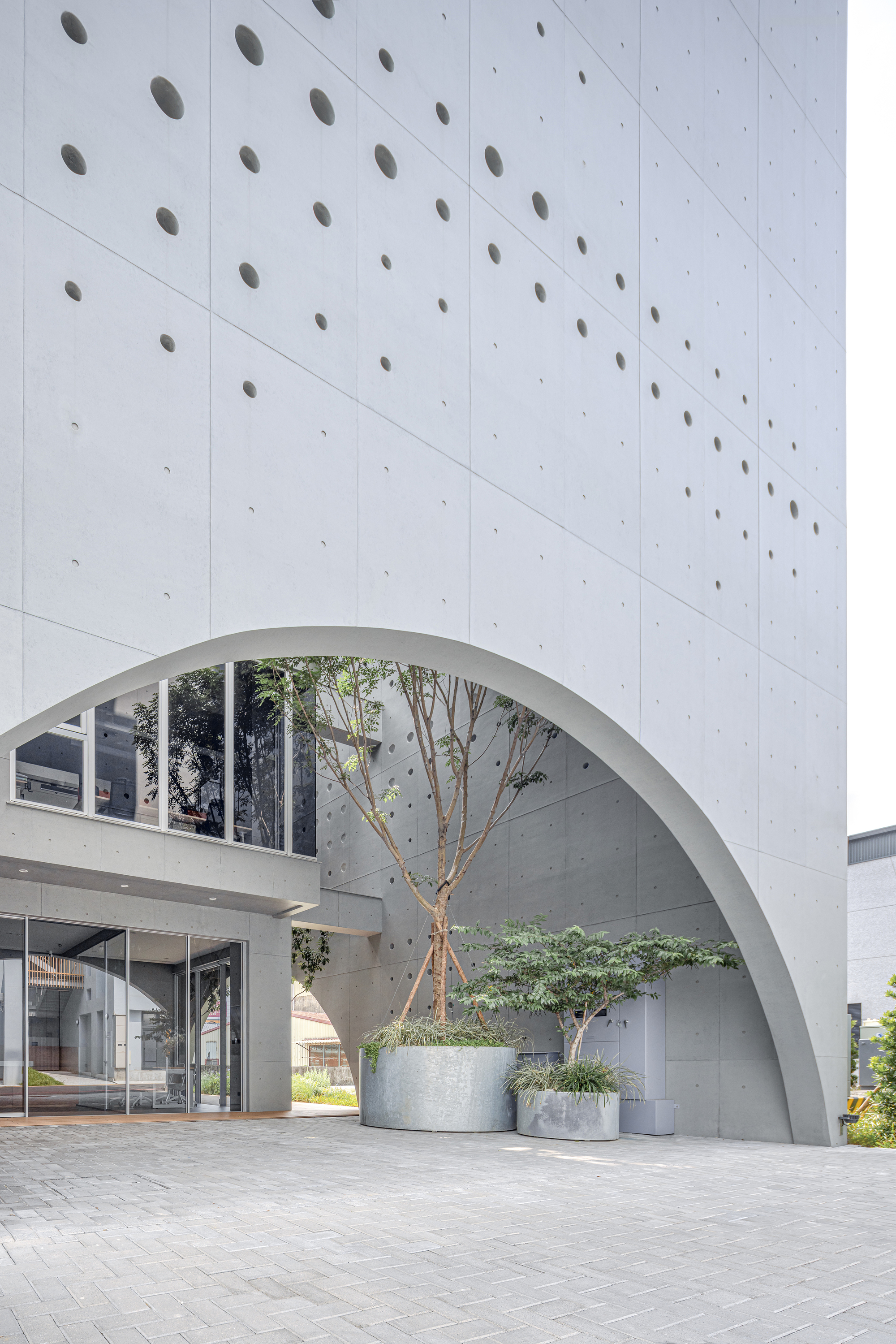 Galeria de Edifício de Escritórios Solar Locus / air matters & 16 arch ...
