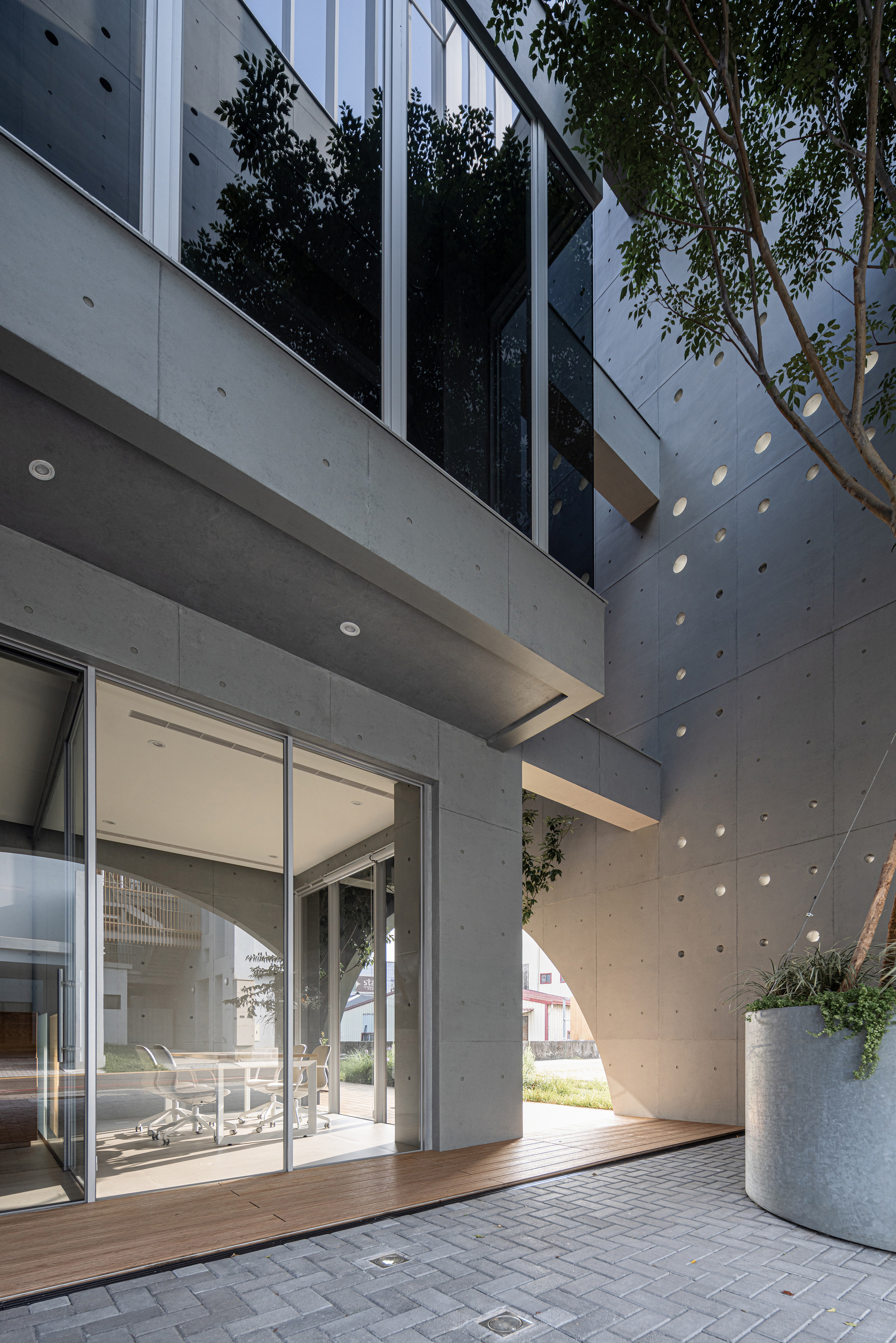 Galeria de Edifício de Escritórios Solar Locus / air matters & 16 arch ...