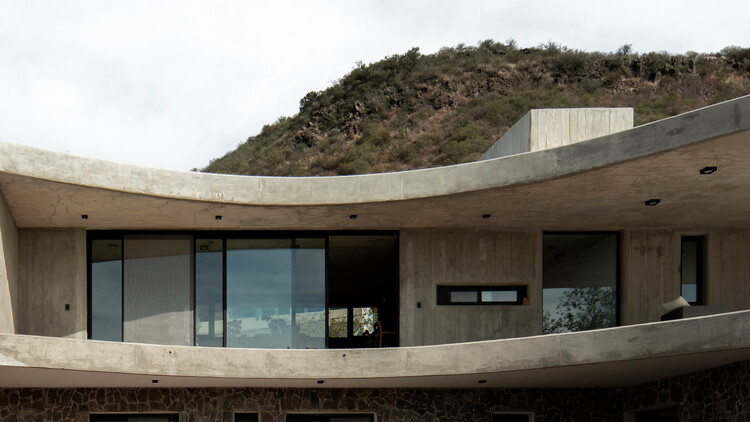 Pirca House / Manto Building - Fotos exteriores, concreto