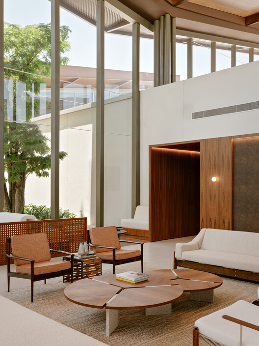Terminal BTG Pactual / Perkins&Will São Paulo + Pascali Semerdjian Arquitetos - Fotografia de Interiores, Sala de Estar, Madeira, Mesa, Cadeira
