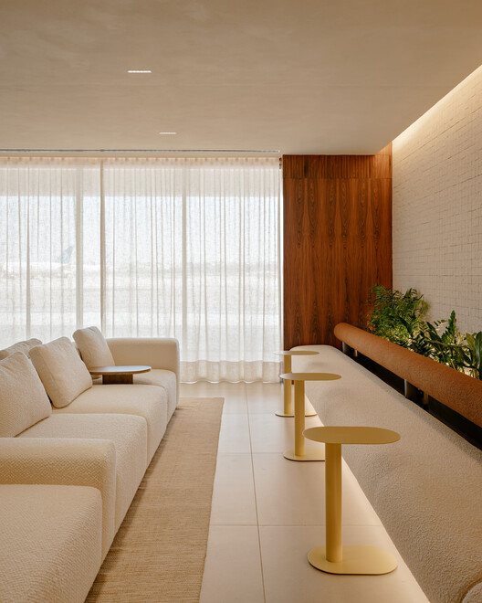 Terminal BTG Pactual / Perkins&Will São Paulo + Pascali Semerdjian Arquitetos - Fotografia de Interiores, Sala de Estar, Madeira, Mesa, Cadeira