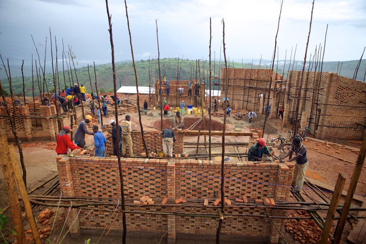"Architecture Is Cooperation": Collective Projects that Build with Communities and Professionals - Image 22 of 32