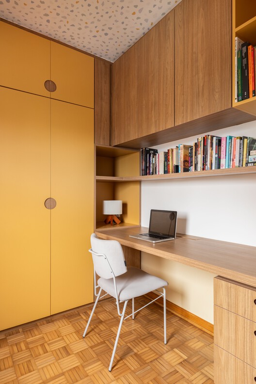 Apartamento Santa Cruz / Rumo Arquitetura - Fotografia de Interiores, Armário, Madeira, Prateleira, Iluminação, Mesa, Cadeira