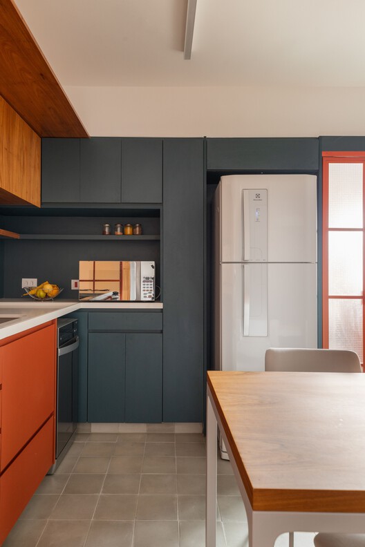 Apartamento Santa Cruz / Rumo Arquitetura - Fotografia de Interiores, Cozinha, Bancada, Madeira, Iluminação, Cadeira