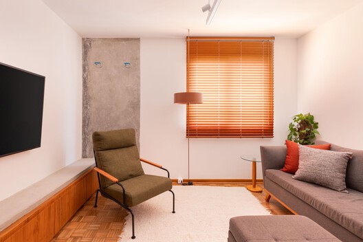 Apartamento Santa Cruz / Rumo Arquitetura - Fotografia de Interiores, Sala de Estar, Madeira, Sofá, Iluminação