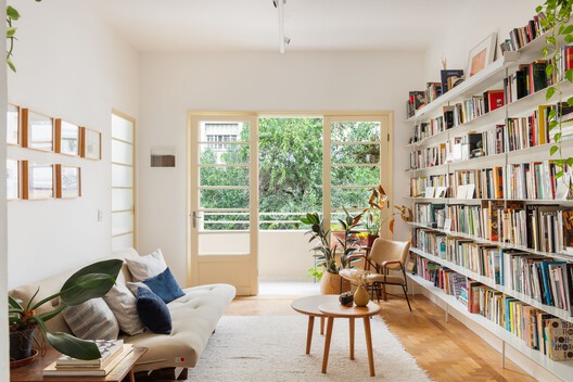 Departamento Santa Cecilia / Rumo Arquitetura - Fotografía interior, Sala de estar, Estanterías, Madera, Iluminación