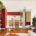 Departamento de Santa Cecilia / Rumo Arquitura - Fotografía interior, estantes, madera, iluminación, sillas, mesas