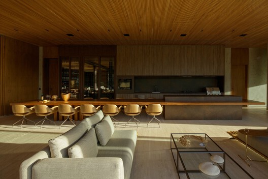 Casa Golf / David Guerra Arquitetura e Interiores - Fotografia de Interiores, Sala de Estar, Madeira, Mesa, Sofá, Cadeira, Iluminação