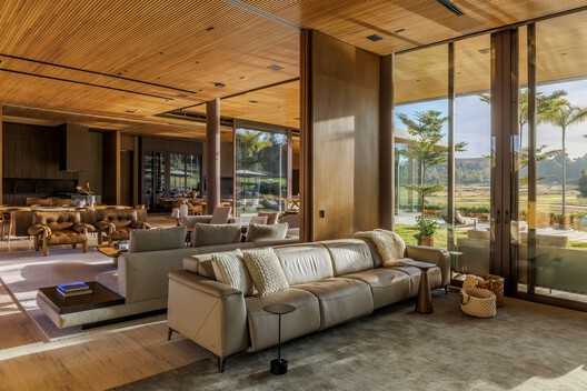 Casa Golf / David Guerra Arquitetura e Interiores - Fotografia de Interiores, Sala de Estar, Madeira, Cadeira