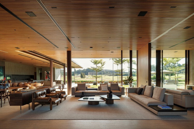 Golf House/David Guerra Arquitura e Interior - Fotografía interior, sala de estar, madera, sillones, sillas, mesas