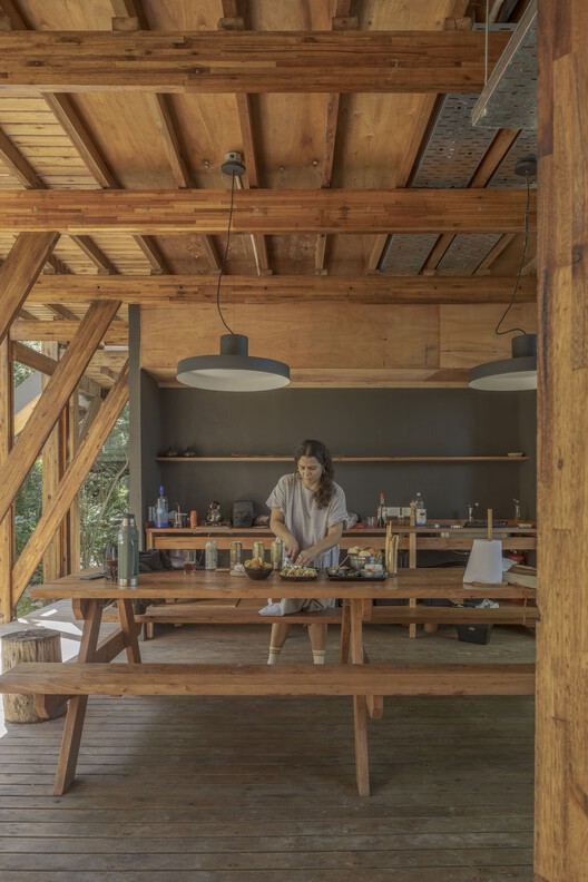 Cabaña en Buenos Aires, Palito Case 5 / Matías Cosenza Architects - Fotografía interior, madera, mesas, sillas, vigas fijas