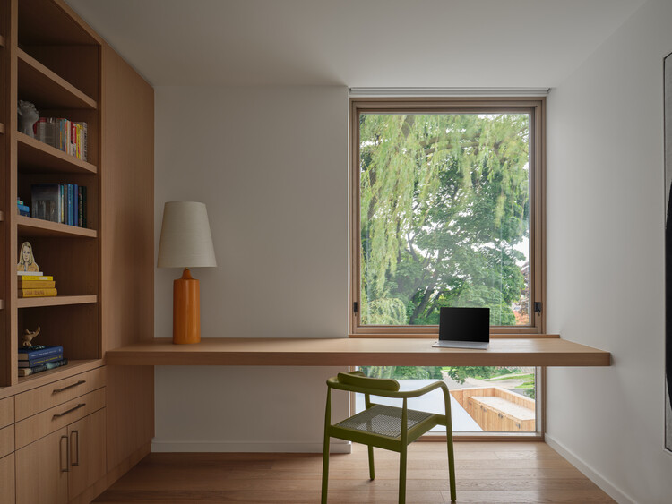 Whamow/Studioac Casa - óptica interior, madera, mesa, estantes, sillas