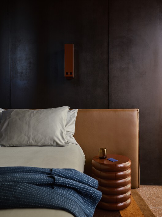 Melbourne Place Hotel / Kennedy Nolan Architects - Interior Photography, Bedroom, Wood, Lighting