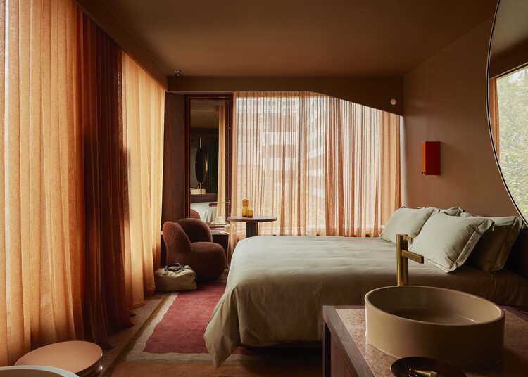 墨尔本广场酒店 / Kennedy Nolan Architects - 室内图, 卧室, 木头