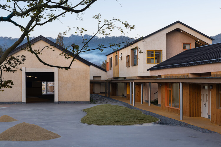 Escola Qingshan / MOMENTUM Architects - Fotografia de Exterior, Fachada, Concreto, Aido