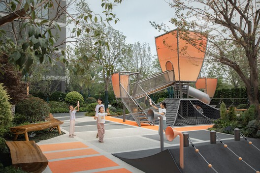 Traditional Chinese Aesthetic Children's Space Under Kongming Lantern / Xisui Design - Exterior Photography, Garden