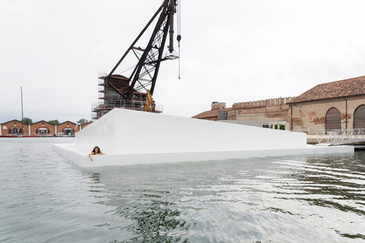 Carlo Ratti Associati and Höweler + Yoon Launch Floating Plaza "AquaPraça" in Venice on Its Way to COP30 - Image 4 of 22