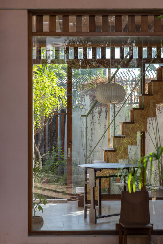 Cafe HOM / Nhabe Scholae - Interior Photography, Wood, Lighting, Glass