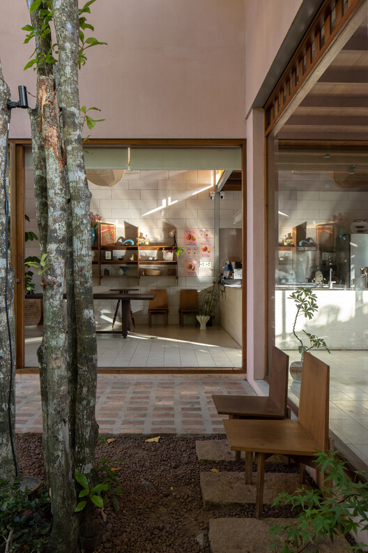 Cafe HOM / Nhabe Scholae - Interior Photography, Wood, Chair, Courtyard