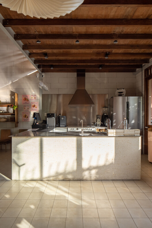 Cafe HOM / Nhabe Scholae - Interior Photography, Kitchen, Wood, Lighting, Countertop, Chair, Beam
