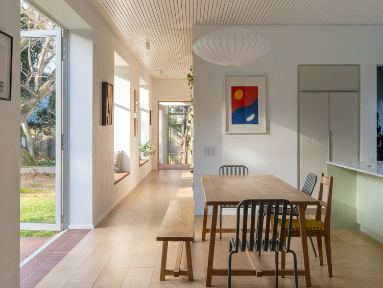 Casa de Dois Lados / MiMo Architects - Fotografia de Interiores, Sala de Jantar, Madeira, Mesa, Iluminação, Cadeira